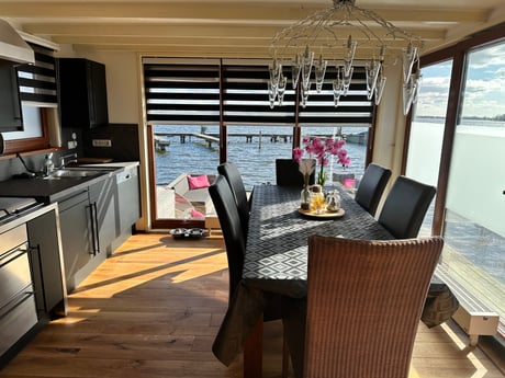 Kitchen-diner, nice large dining table with 6 chairs, beautiful view of the beautiful Loosdrecht lakes