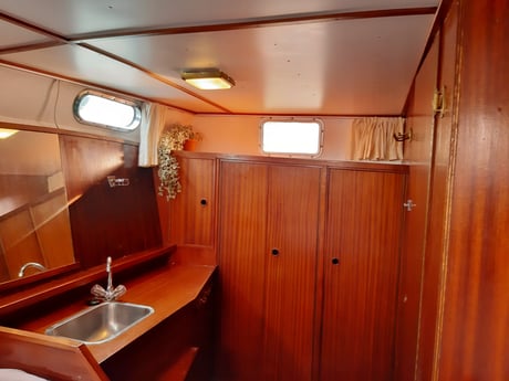 In the captains cabin there is a sink and cupboards.