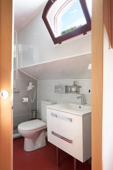 fully equipped bathroom 2