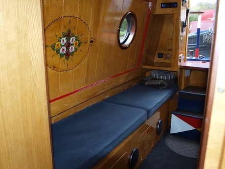 Single bed in the saloon