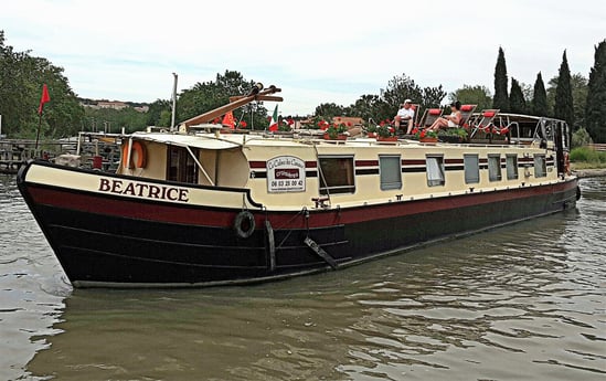 The  house boat in her full glory.